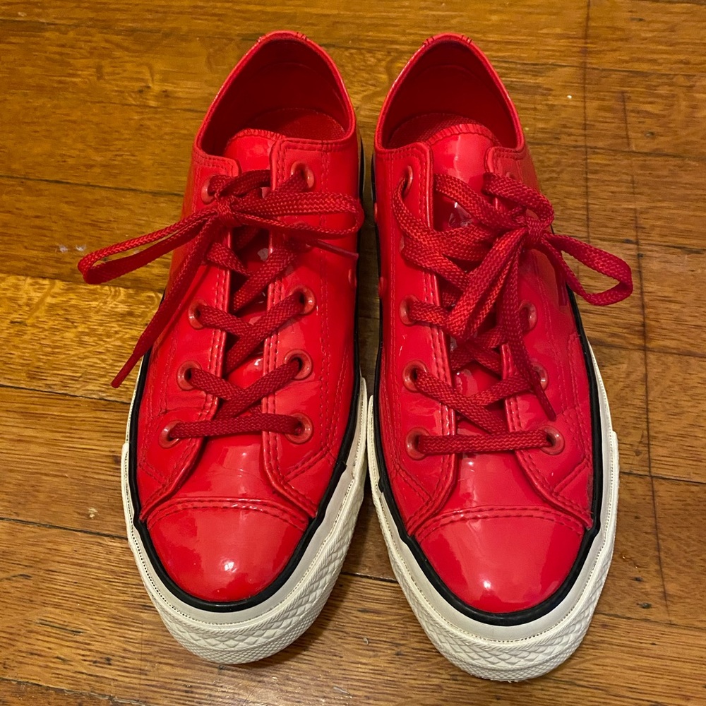 EUC Converse Chuck Taylor red patent leather low top sneakers size 6